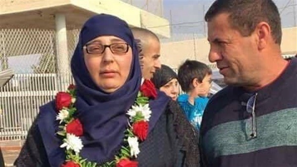 لنقلهما تجربة الأسيرات في المعتقل
