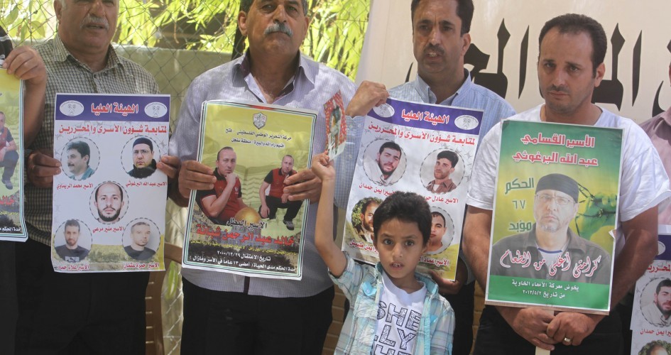 تكريم ذوي الأسرى في مخيم الأمعري