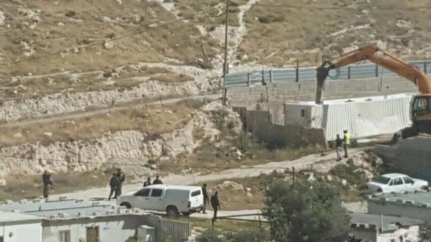 الاحتلال يهدم منزلين متنقلين في جبل المكبر شرق القدس