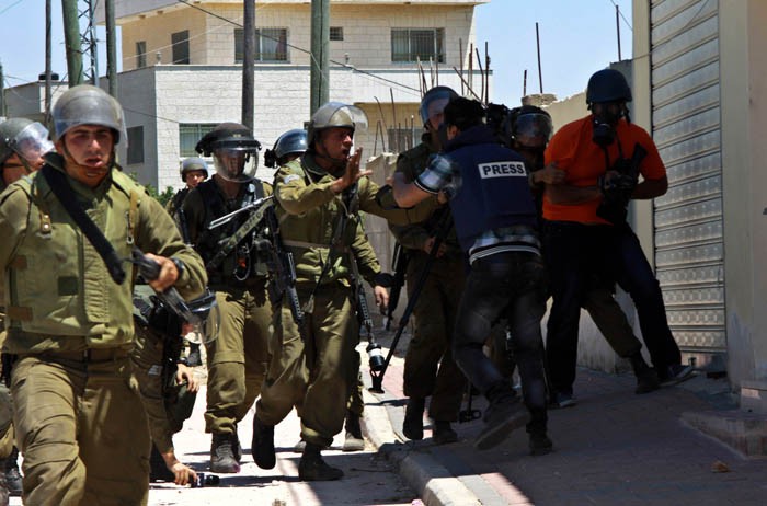 الاحتلال يفتش مصوري وكالة "وفا" وتلفزيون فلسطين في الخليل