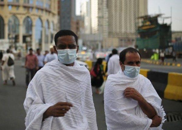 ما حكم من يجادل ويخاصم صحبته في الحج؟