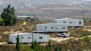 المستوطنون ينصبون كرافاناً على أراضي المواطنين شرق نابلس