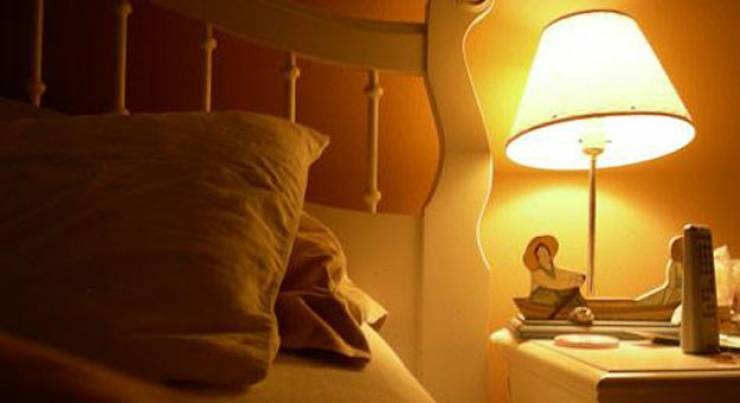 النوم في غرفة مضيئة يعرضك للإصابة بمرض خطير!