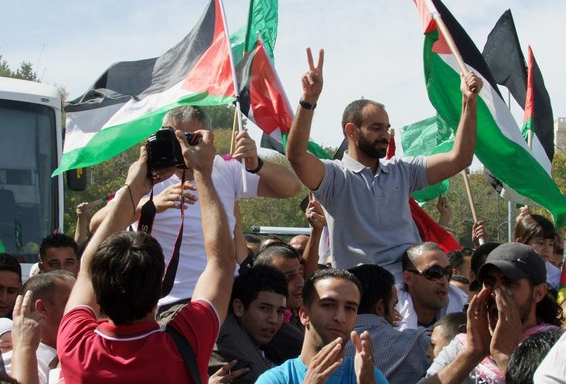 نادي الأسير يكرم الأسيرين المحررين يزيد وإبراهيم أبو الرب