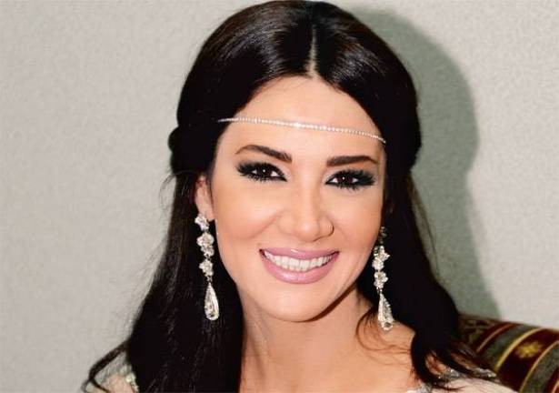 بالصورة : ديانا حداد في العمرة تثير الجدل