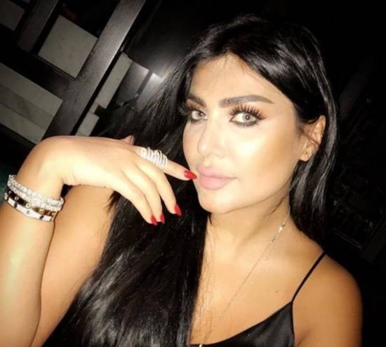 بسبب هذا الزي تم ايقاف امل العوضي عن التقديم بتلفزيون الكويت