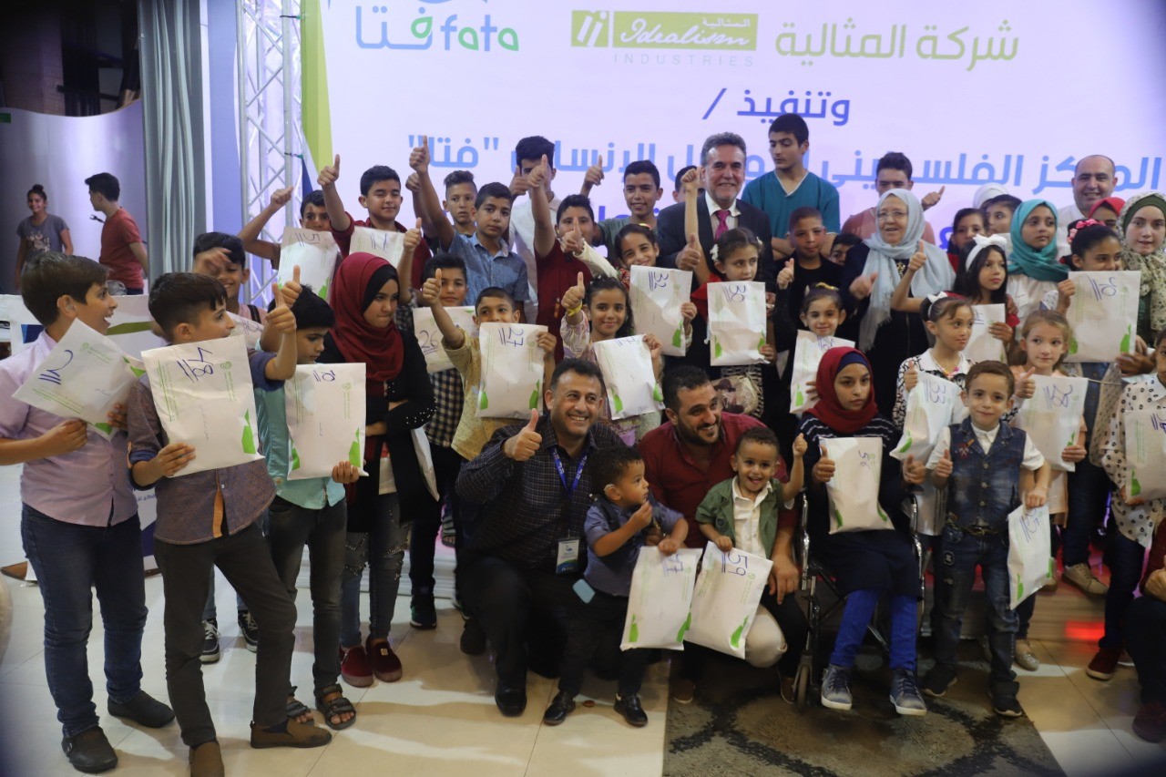 بالصور: "فتا" تختتم مشروع تركيب سماعات أذن لِضعاف السمع بغزّة