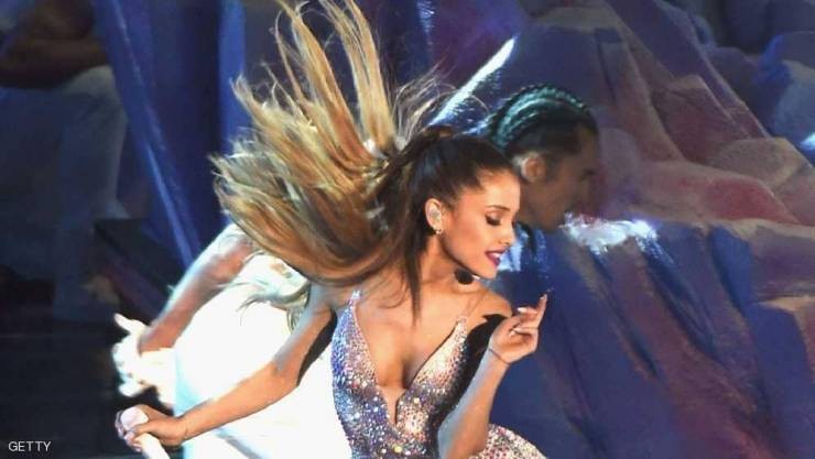 ممثل أميركي يؤكد خطبته للمغنية أريانا غراندي