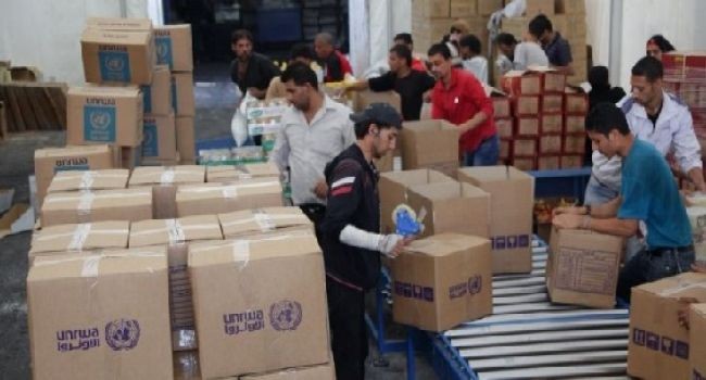 "الأونروا" توزع طروداً غذائية للسحور لـ6186 أسرة غزية