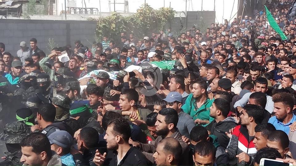 جماهير غفيرة تُشيّع جثامين 7 شهداء ارتقوا شرق خانيونس