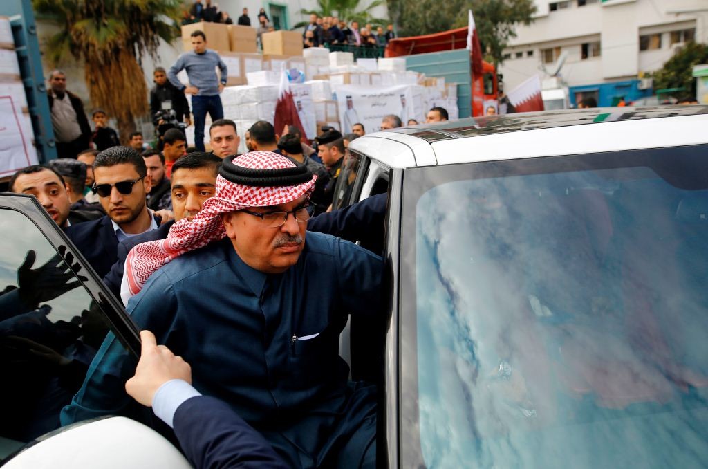 بالفيديو: عمال النظافة بمشافي "غزة" يُهاجمون قافلة المساعدات القطرية