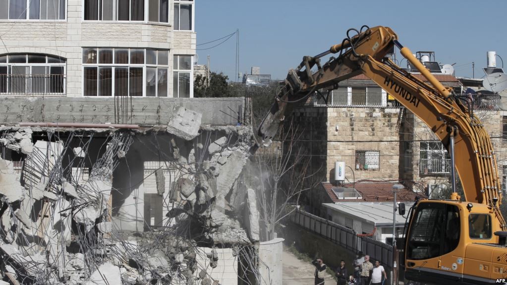الاحتلال يأخذ قياسات 6 بنايات شمال القدس تمهيدًا لهدمها