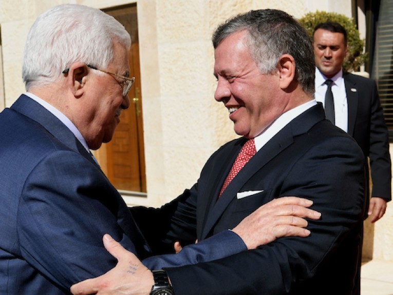 بشكل مفاجئ