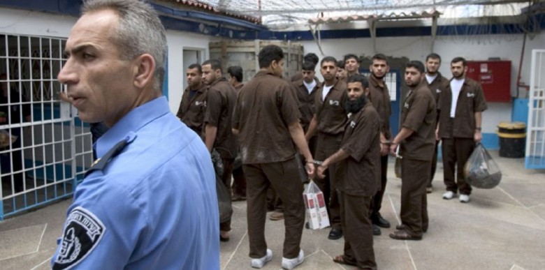 مركز فلسطين: 8 أسرى أمضوا أكثر من 35 عامًا في سجون الاحتلال