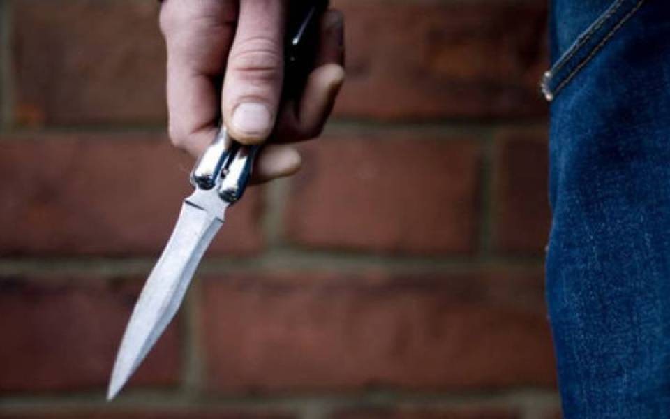 إصابة شاب مقدسي بعدة طعنات وإلقائه أمام الهلال الأحمر بالبيرة