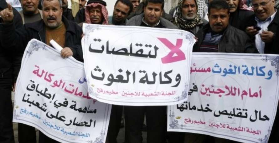 وقفة احتجاجية للجان الشعبية للمخيمات ضد تقليصات الأونروا في نابلس