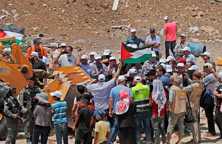 الاحتلال يمنع مجموعة "امشي تعرَّف على بلدك" من الوصول إلى الخان الأحمر