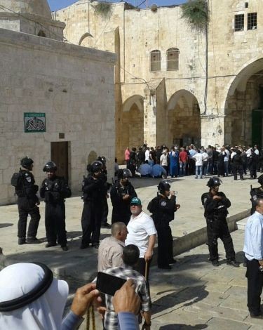 إبعاد ناشطة من أراضي 48 عن الأقصى مدة أسبوعين