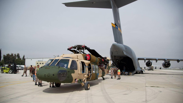 بالصور: الأردن يتسلم طائرتي "بلاك هوك" من أمريكا