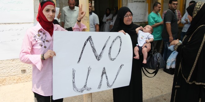 أهالي قلقيلية يحتشدون أمام مستشفى وكالة الغوث احتجاجاً على تقليص الخدمات