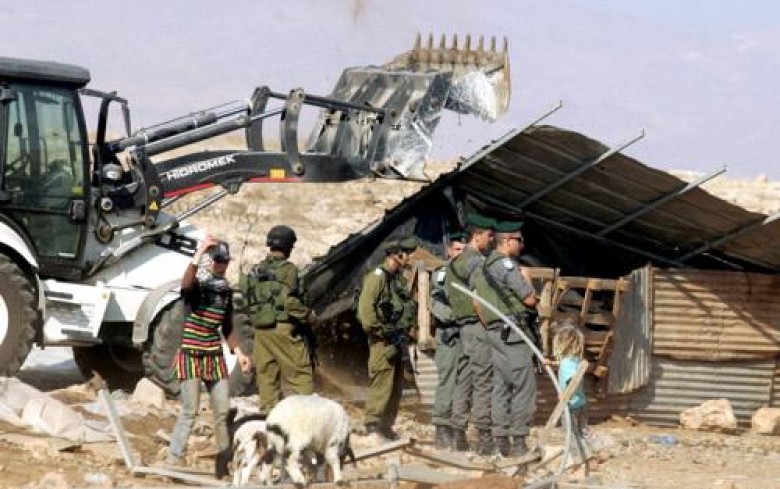 الاحتلال يهدم منزلًا متنقلًا غرب بيت لحم