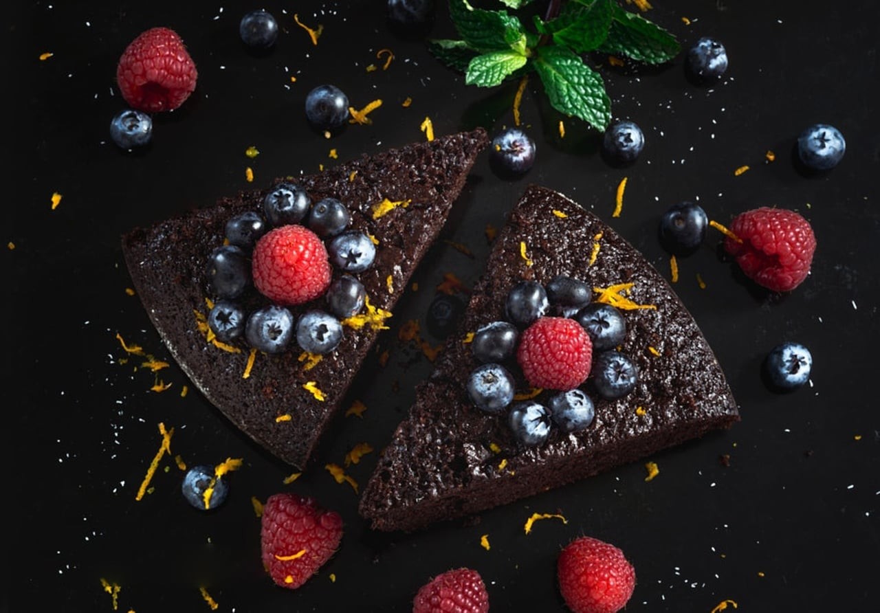 كيك موس الشوكولاتة بالتوت والكرز