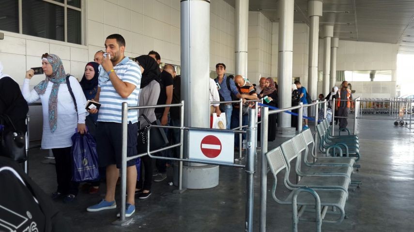الاحتلال يمنع "17" فلسطينياً من السفر عبر الكرامة الأسبوع الماضي