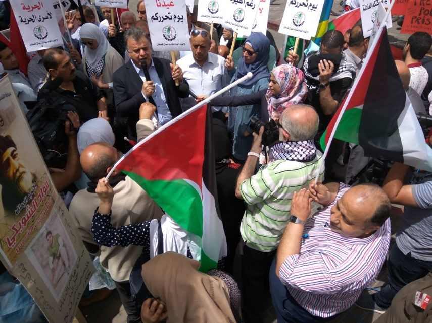 بالصور: مسيرة عمالية بنابلس دعماً لإضراب الأسرى