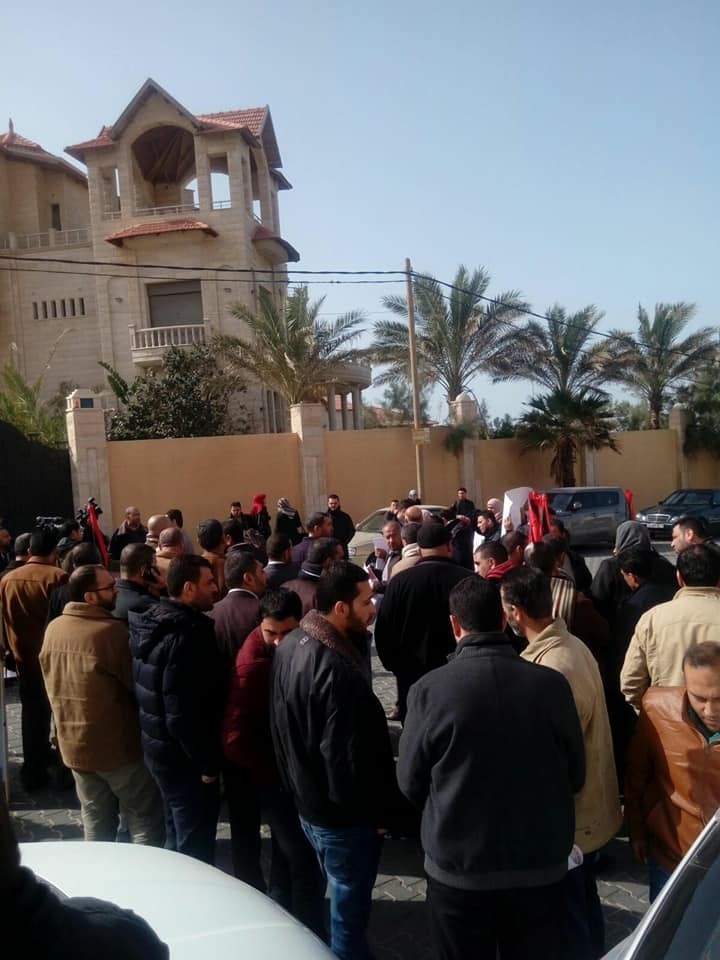 موظفو غزة ينظمون وقفة احتجاجية عشية اجتماع اللجنة القانونية والادارية