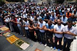 آلاف المرابطين يؤدون صلاة المغرب قبالة باب الأسباط في القدس
