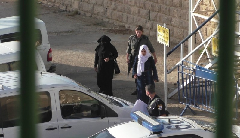 الاحتلال يعتقل فلسطينية بعد إطلاق النار صوبها على حاجز نعلين غرب رام الله