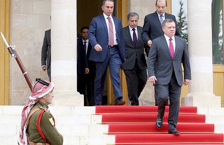 رسمياً: رئيس وزراء "الأردن" يُقدم استقالته للملك على ضوء الاحتجاجات الشعبية