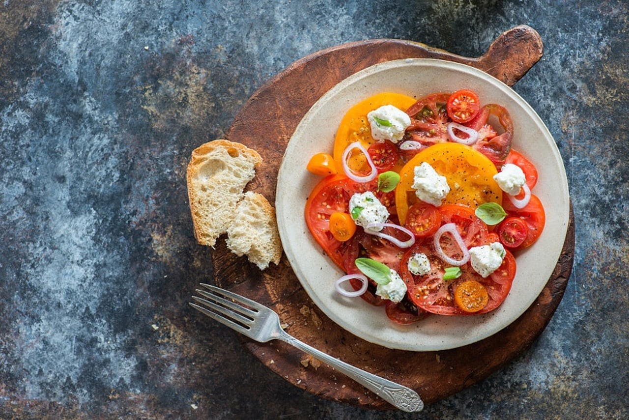 سلطة الطماطم بالموتزاريلا 