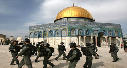 "شؤون القدس" تدين قيام فتاة يهودية مؤخراً بالتجول في ساحة البراق عارية