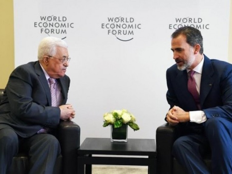 الرئيس الفلسطيني يجتمع بملك أسبانيا في مدريد
