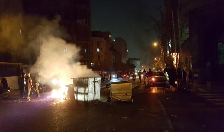 قتلى وهجمات على مراكز للشرطة في احتجاجات بإيران