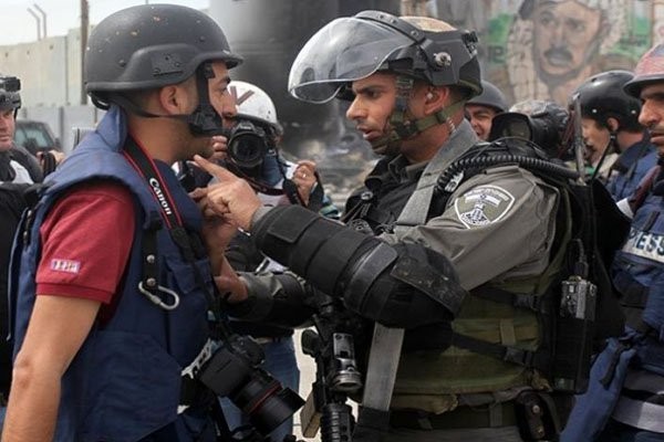 الاحتلال يحتجز عدداً من الصحفيين على مدخل "كفر قدوم"