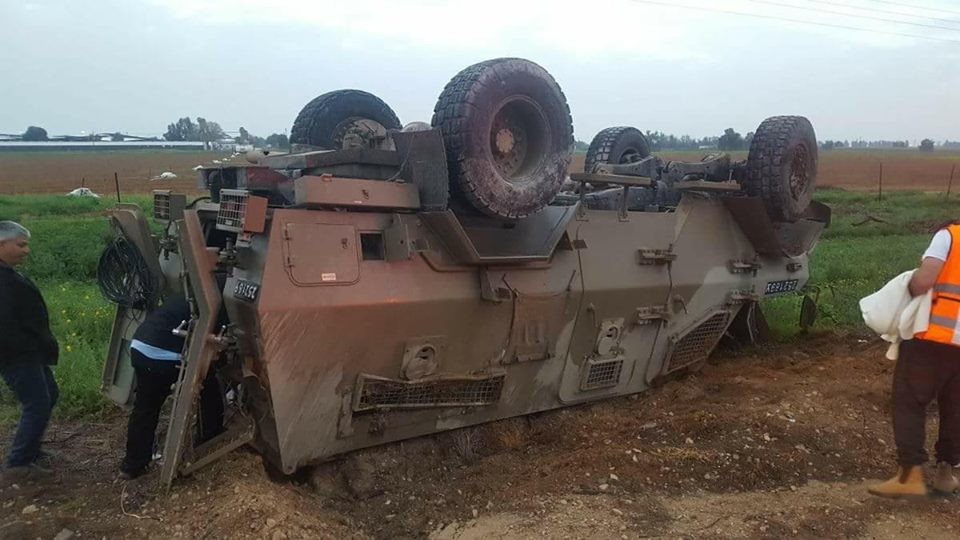 إصابة 3 جنود جراء انقلاب جيب عسكري على حدود غزّة