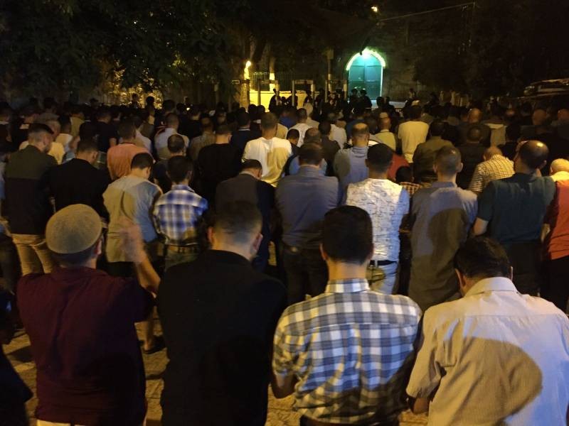 آلاف المواطنين يؤدون صلاة العشاء في رحاب الأقصى