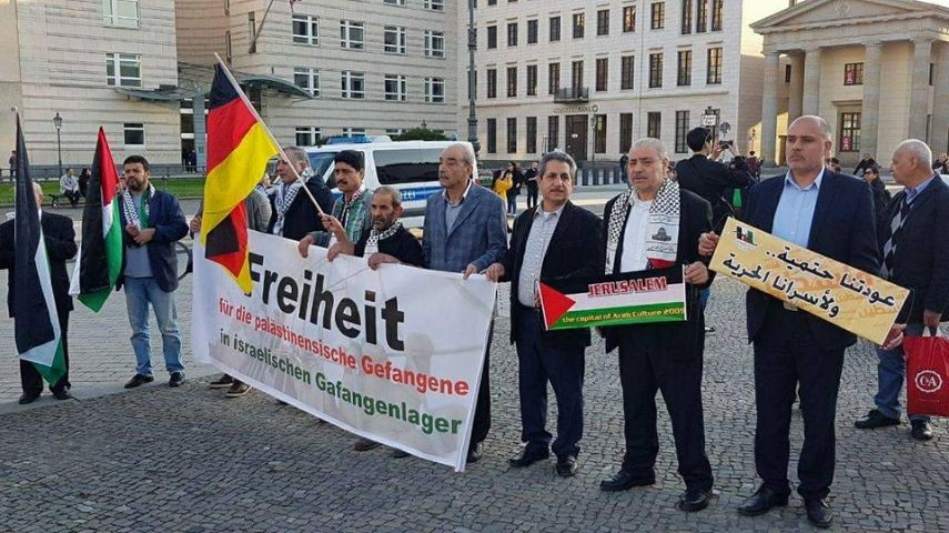 بالصور: وقفة تضامنية في برلين تضامنًا مع الأسرى ومسيرة العودة