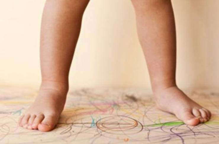 المشي بأقدام حافية يعزز النمو لدى الأطفال