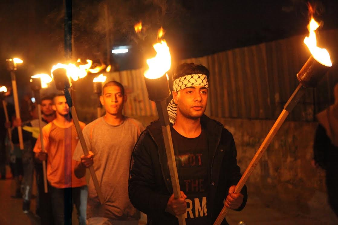 مسيرة مشاعل تحيي ذكرى "أبو عمار" وتحتفل بـ"الاستقلال" في طولكرم