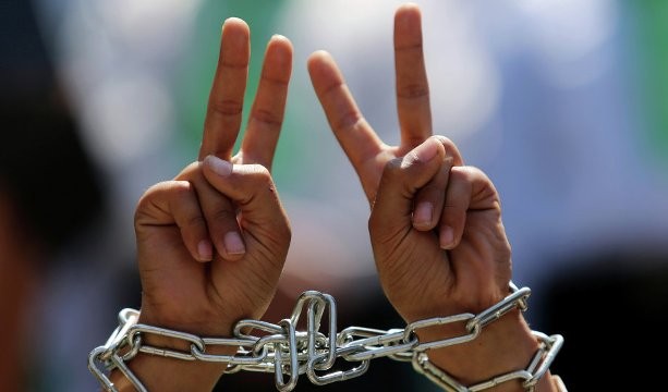 انزلاق الأسير لؤي عكة أثناء محكامته وتدهور وضعه الصحي