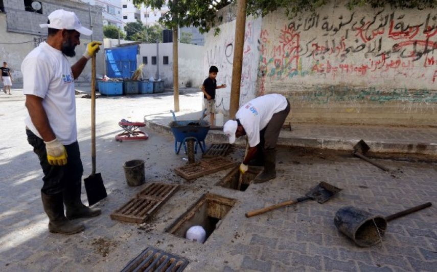 تنظيف مصافي مياه الأمطار في خان يونس