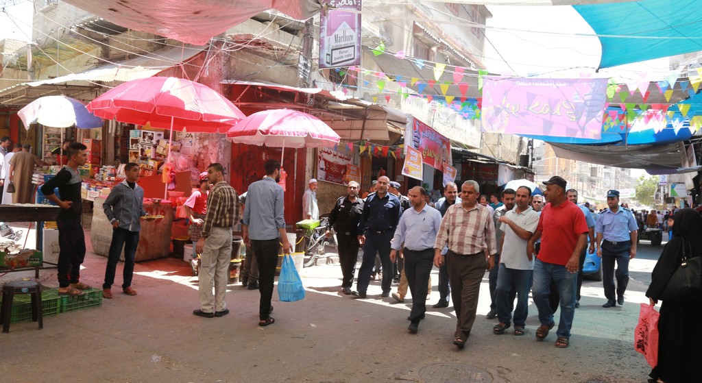 بالصور: جولة تفقدية تنفذها بلدية خانيونس والشرطة لأسواق وشوارع المدينة خلال رمضان