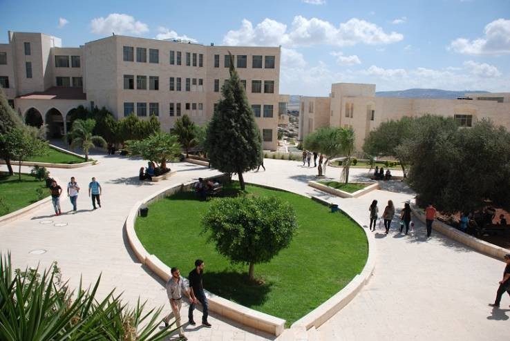 طلبة الجامعة العربية الأمريكية يواصلون إضرابهم عن الدراسة