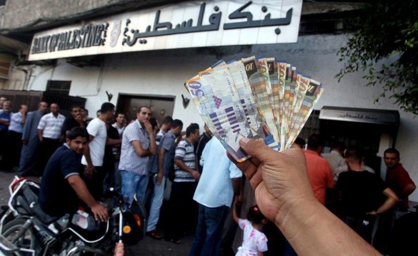 صرف الدفعة الثانية من رواتب موظفي السلطة غداً