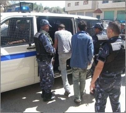 شرطة نابلس تلقي القبض على عائلة بحوزتها مواد مخدرة