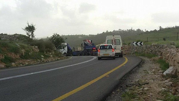 الاحتلال يُغلق مدخل دير نظام بالمكعبات الاسمنتية