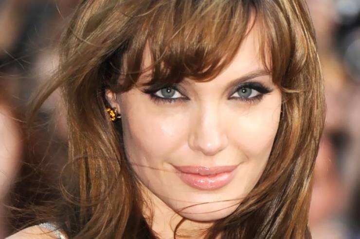 أنجلينا جولي تُفاجأ العالم بجسمها الجديد بعد طلاقها من براد بيت!